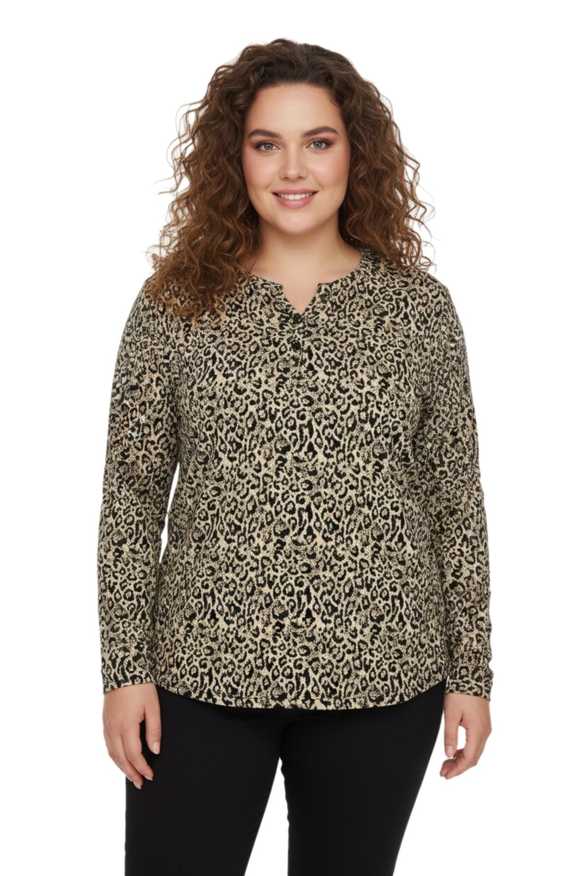 Kadın V Yaka Baskılı 2 Düğmeli Bluz BGL-ST05098