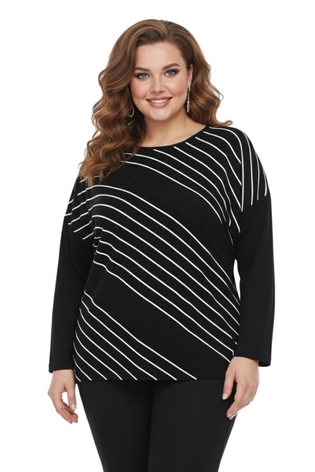 Kadın Siyah Sıfır Yaka Taşlı Bluz BGL-ST05157 SİYAH - 2XL
